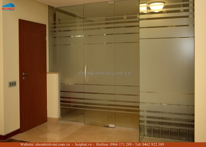 Vách kính nghệ thuật hoa văn mờ Vách kính nghệ thuật hoa văn mờ